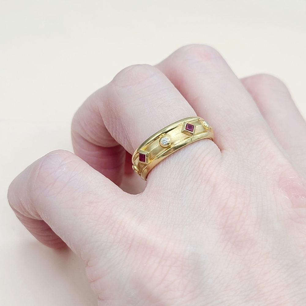 David Yurman Modern Renaissance Band Ring in 18k Gold With Rubies and Diamonds - Picture 8 of 10